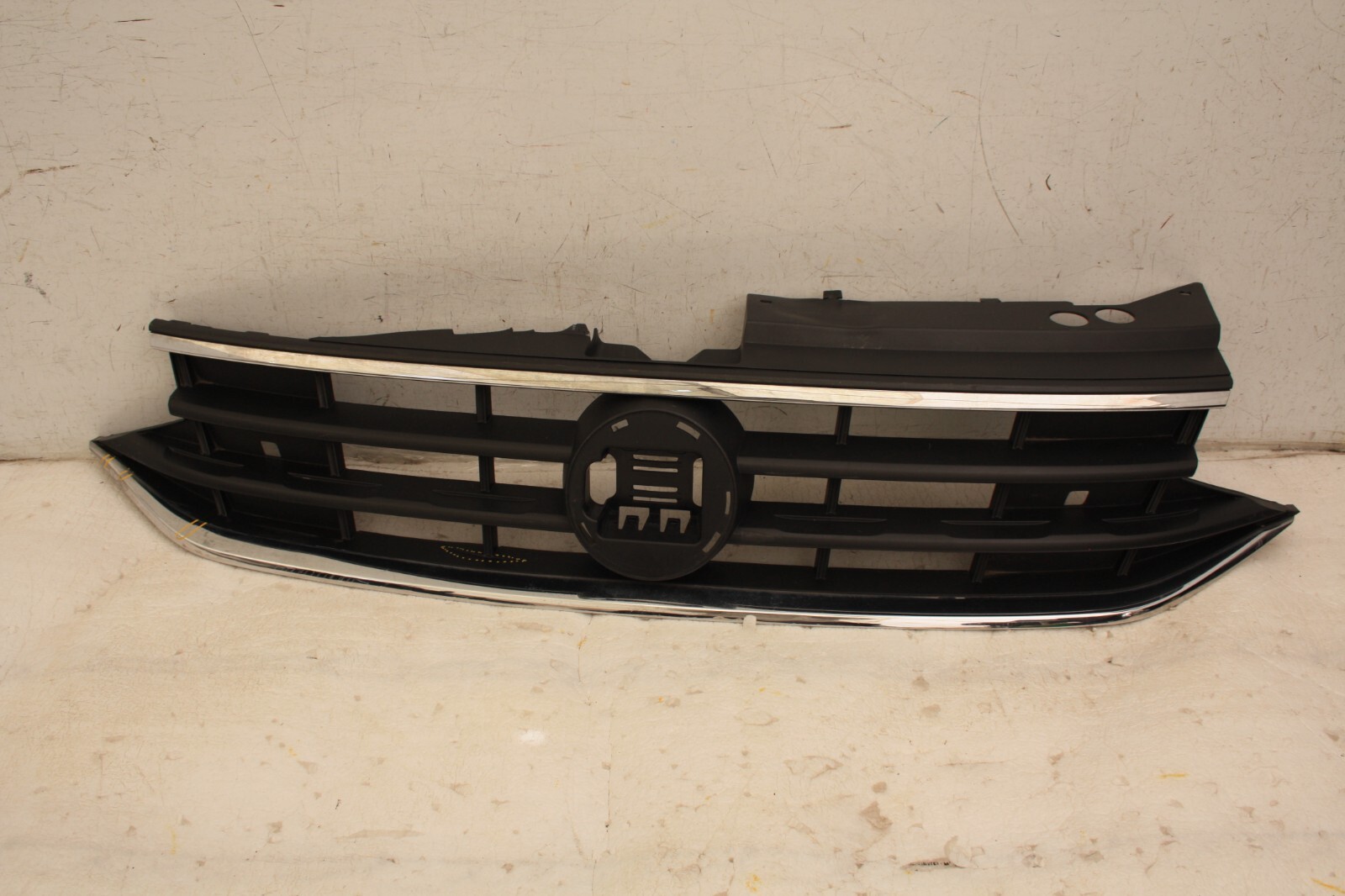 VW Tiguan Front Bumper Grill 5NA853651BC Genuine *DAMAGED*