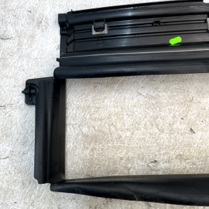 Volvo XC60 Front Radiator Support Air Guide Duct 2022 ON 31425367 Genuine - Image 3